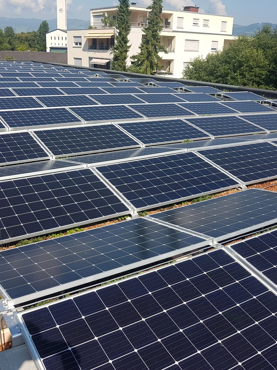 Panneaux solaires photovoltaïques installés sur une toiture en Suisse romande